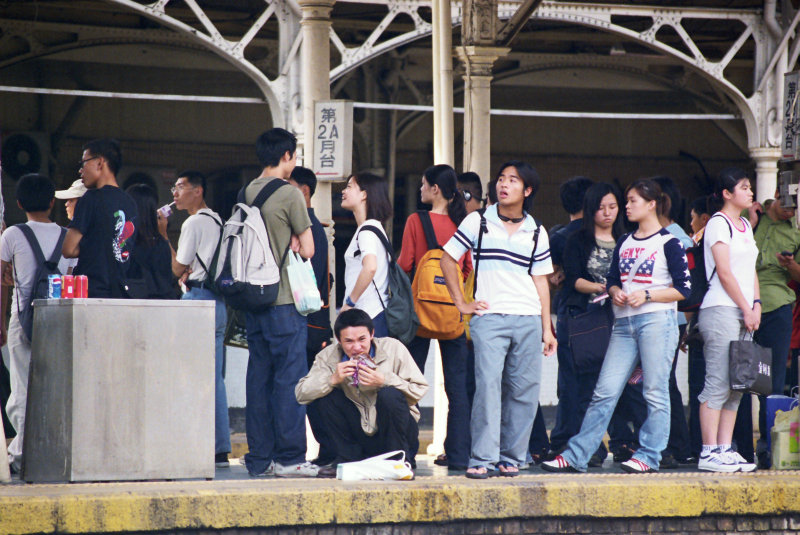 台灣鐵路旅遊攝影台中火車站月台旅客2002年之前攝影照片71